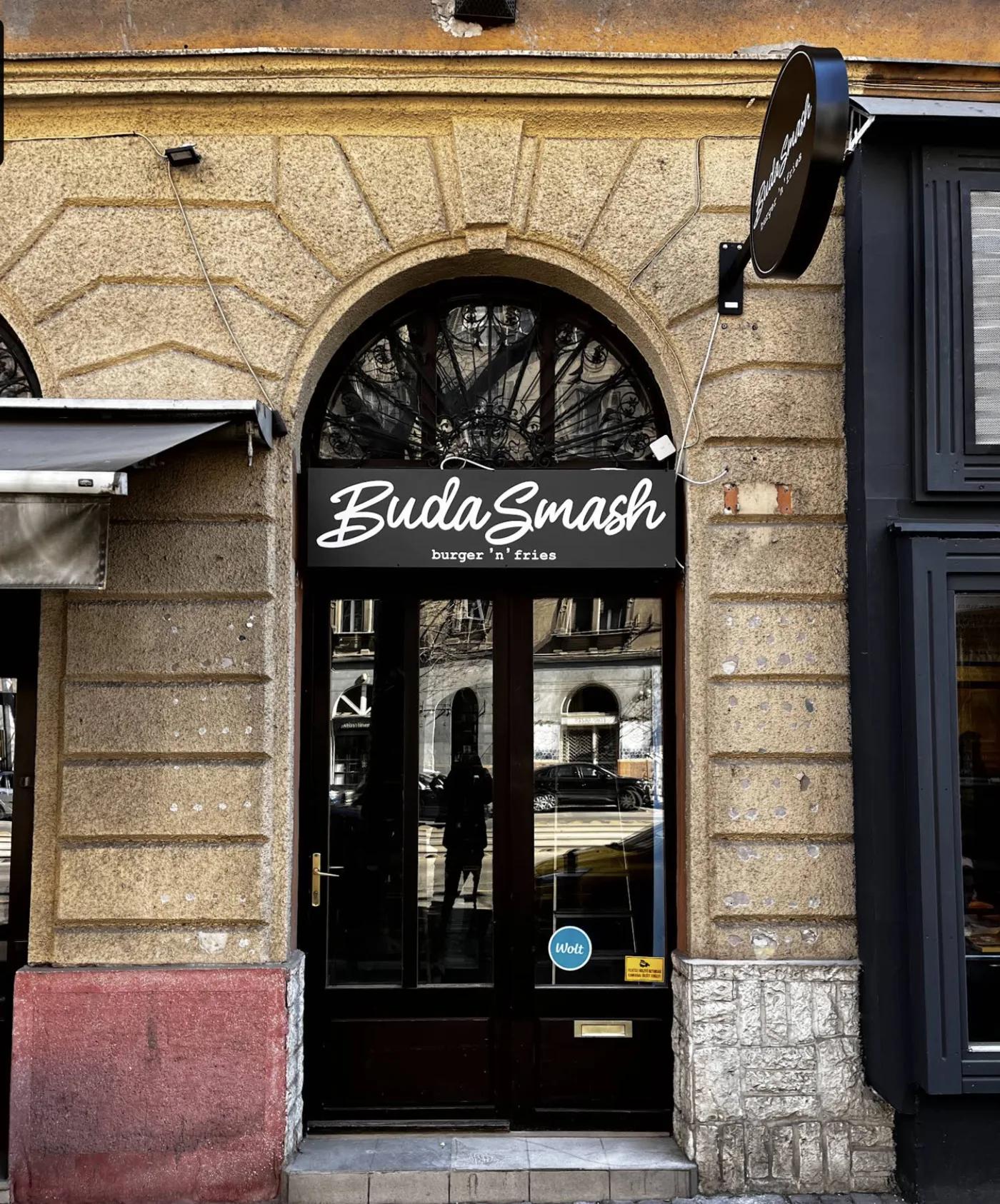 A BudaSmash bejárata a Bartók Béla úton