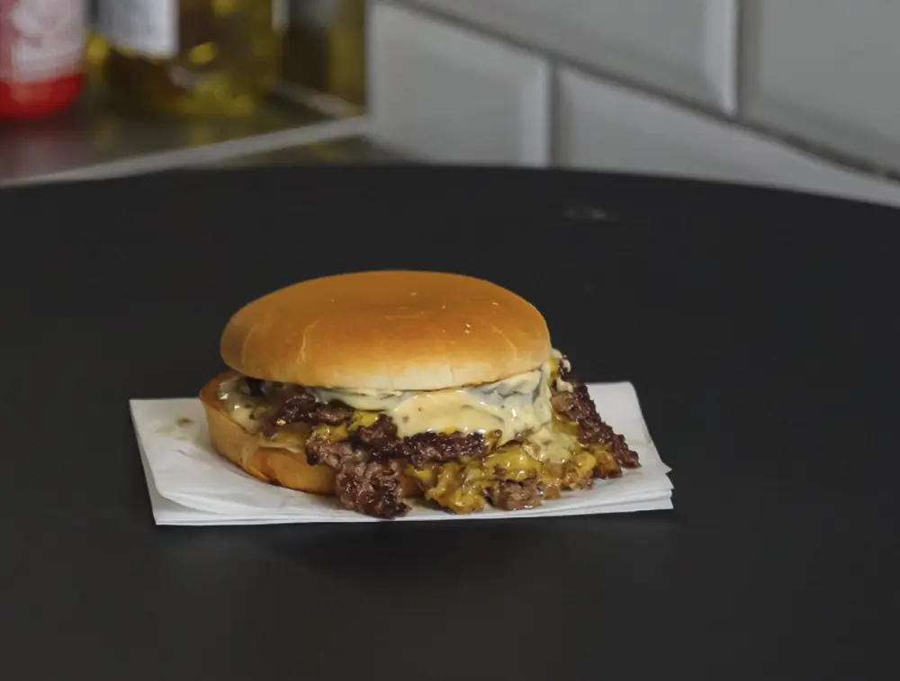 Kész BudaSmash burger a pulton
